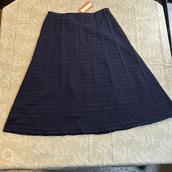 Ladies Chassagnard Skirt. - Picture 2 of 6